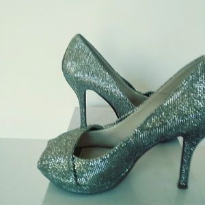 Size 7 Caparros 4 inch gold/ silver platform.